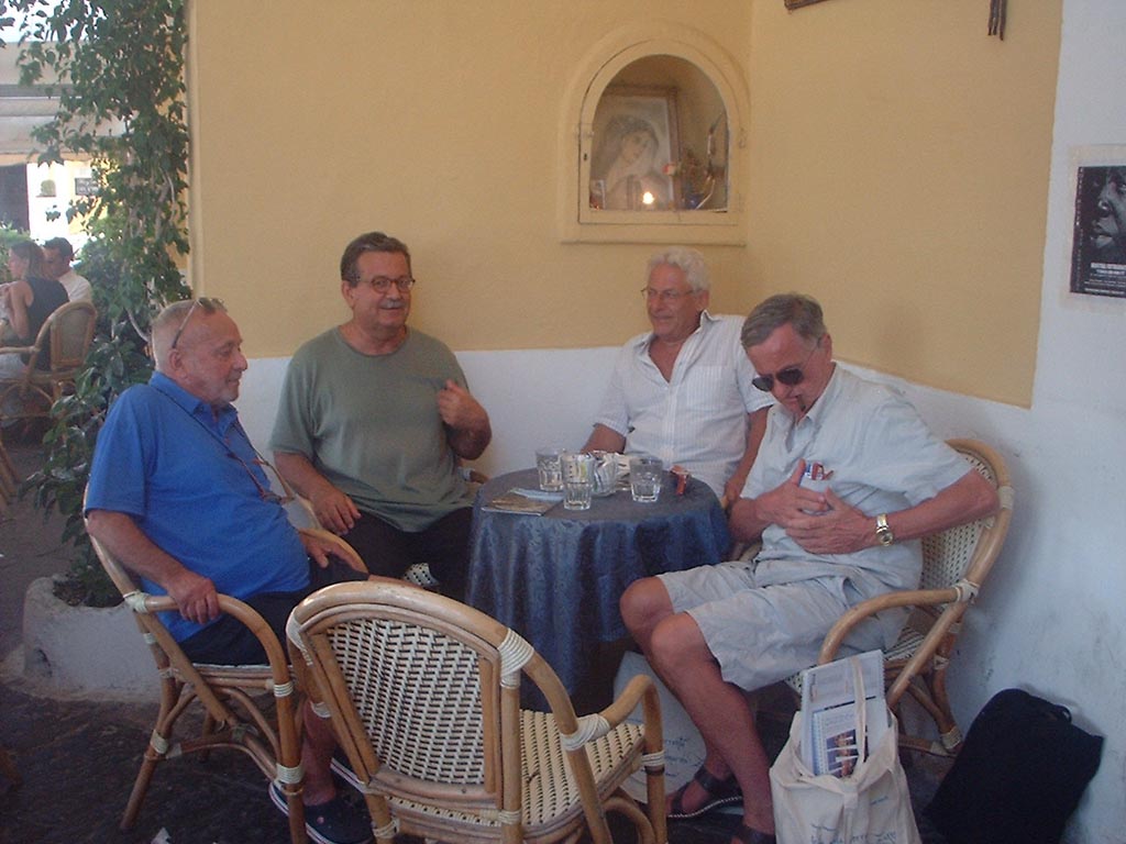 Ponza/ agosto 2011 - al Bar Welcone da sinistra Ernesto Prudente, 83 anni, il più grande storico di Ponza del XX secolo morto nel mese di settembre di quest' anno 2012;Giuseppe Mazzella di Ponza, 62 anni, giornalista e scrittore figlio di Gennaro, studioso di storia locale; Franco De Luca, 63 anni, poeta e scrittore di Ponza e Giuseppe Mazzella, 63 giornalista di Ischia della famiglia 